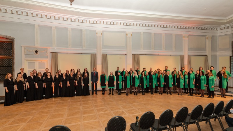 240530_2012_kammernaiskoor-Sireen-ja-EKA-kammerkoor_Mustpeades_grupipilt_9