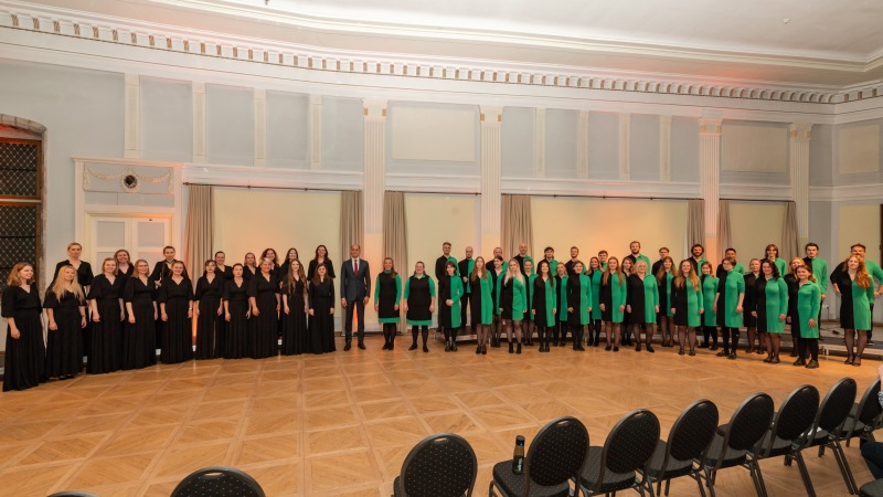 240530_2013_kammernaiskoor-Sireen-ja-EKA-kammerkoor_Mustpeades_grupipilt_9