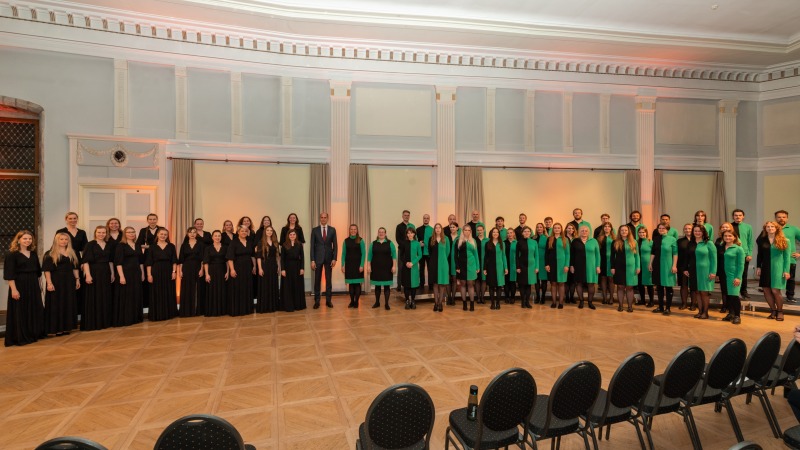 240530_2015_kammernaiskoor-Sireen-ja-EKA-kammerkoor_Mustpeades_grupipilt_9